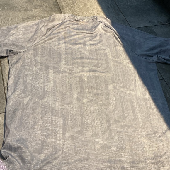 EUC Under Armour Tee - Picture 8 of 12